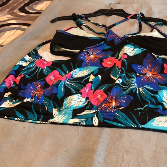 Women Swimsuit Top. - Picture 2 of 4